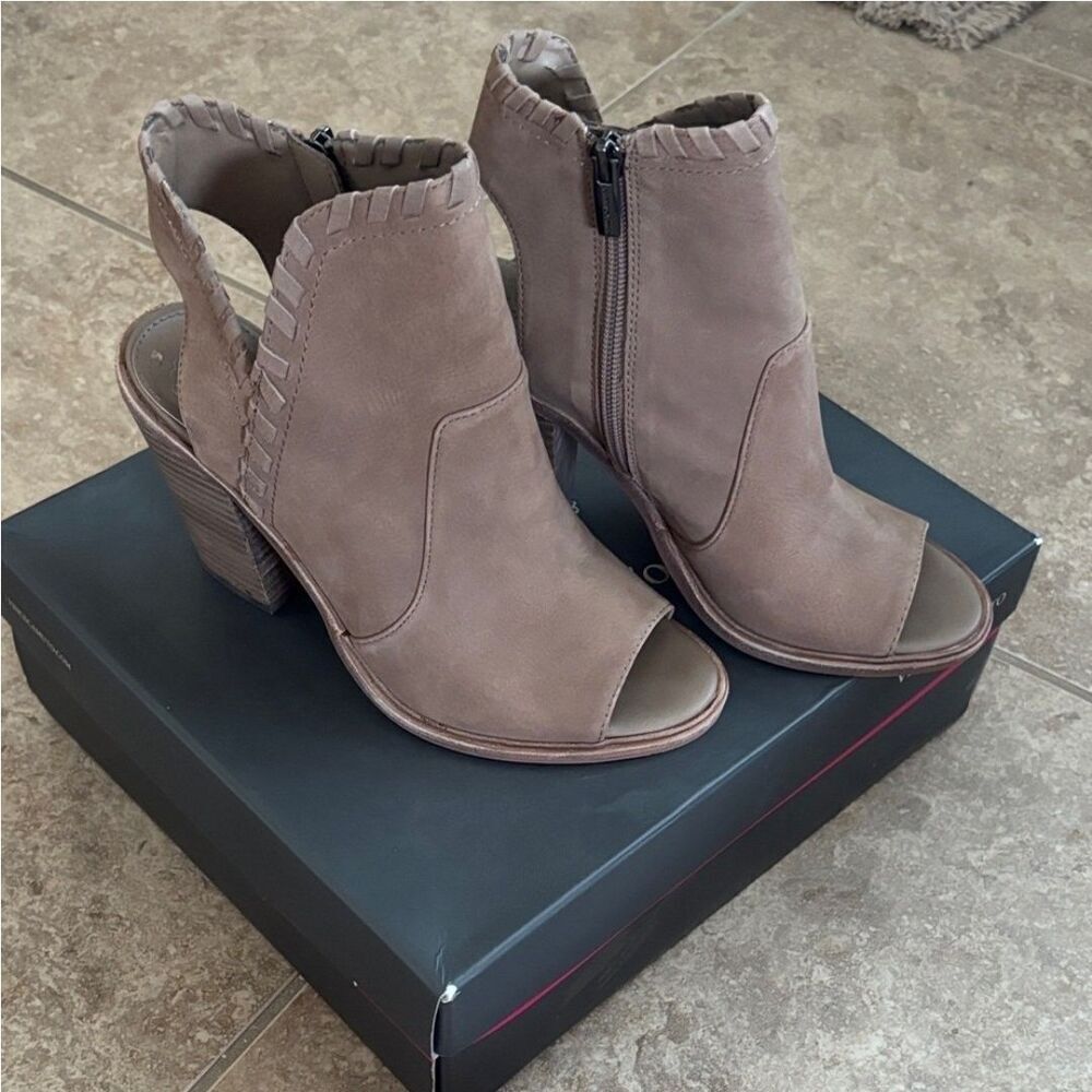 Vince Camuto Kicetta Bootie Taupe Leather Peep Toe Womens Size 7.5 M Stacked